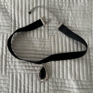 Elegant Black and Silver Teardrop Pendant Choker